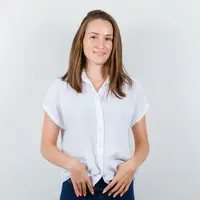 Intip 5 tips merawat kemeja putih favoritmu agar tidak kusam. [Dok/freepik.com/8photo]