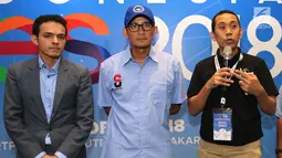Founder Kahmipreneur, Kamrusammad (kanan) memberikan keterangan pers  pada acara Indonesia Young Entrepreneur Summit 2018 di Ciputra Artpreneur World, Jakarta, Minggu (28/10). Forum kaum milenial diikuti 1200 peserta. (Liputan6.com/Fery Pradolo)