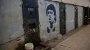 Sebuah mural dari mendiang bintang sepak bola Diego Maradona menghiasi dinding antara sel-sel di dalam penjara Coronda di Coronda, Santa Fe, Argentina, pada 19 November 2021. Peringatan pertama kematian Maradona digelar pada 25 November 2021. (AP Photo/Rodrigo Abd)