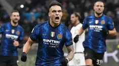 Penyerang Inter Milan, Lautaro Martinez berselebrasi usai mencetak gol ke gawang Spezia pada pertandingan lanjutan Liga Serie A Italia di Stadion San Siro, di Milan, Italia, Kamis (2/12/2021). Inter Milan menang atas Spezia 2-0. (AP Photo/Luca Bruno)