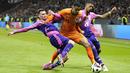 Pemain Jerman, Pascal Gross dan Benjamin Henrichs menghadang pemain Belanda, Cody gakpo, pada laga persahabatan di Stadion Deutsche Bank Park, Frankfurt, Rabu (27/3/2024). (AP Photo/Martin Meissner)