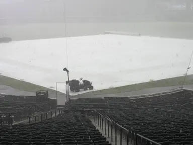 Hujan deras disertai angin kencang dan hujan es besar menyapu Coors Field di Denver pada Kamis, 29 Juni 2023. (AP Photo/David Zalubowski)