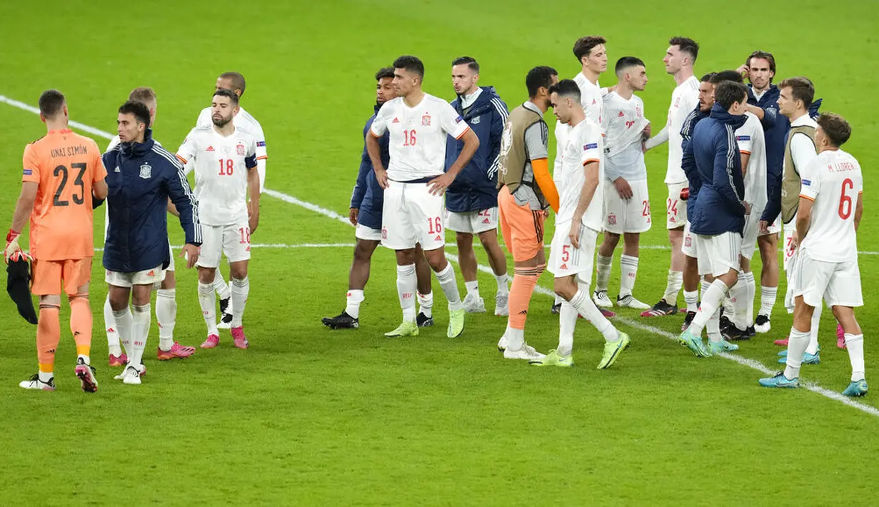 Ekspresi para pemain Spanyol usai pertandingan melawan Italia pada semifinal UEFA Euro 2020 di Stadion Wembley di London, Inggris, Rabu (7/7/2021). Spanyol takluk atas Italia 4-2 lewat adu penalti setelah laga imbang 1-1 selama 120 menit. (AP Photo/Matt Dunham,Pool)