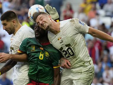 Hujan gol terjadi pada laga Kamerun kontra Serbia pada matchday kedua Grup G Piala Dunia 2022 yang digelar di Al Janoub Stadium, Al Wakrah, Qatar, Senin (28/11/2022) sore WIB. Enam gol yang tercipta dibagi rata kedua tim dengan skor akhir 3-3. Aksi saling comeback pun terjadi dalam laga yang berakhir merugikan bagi kedua tim, di mana keduanya sama-sama baru mengemas satu poin hasil dari 2 kali main dan sementara menempati posisi 3 dan 4. (AP/Francisco Seco)