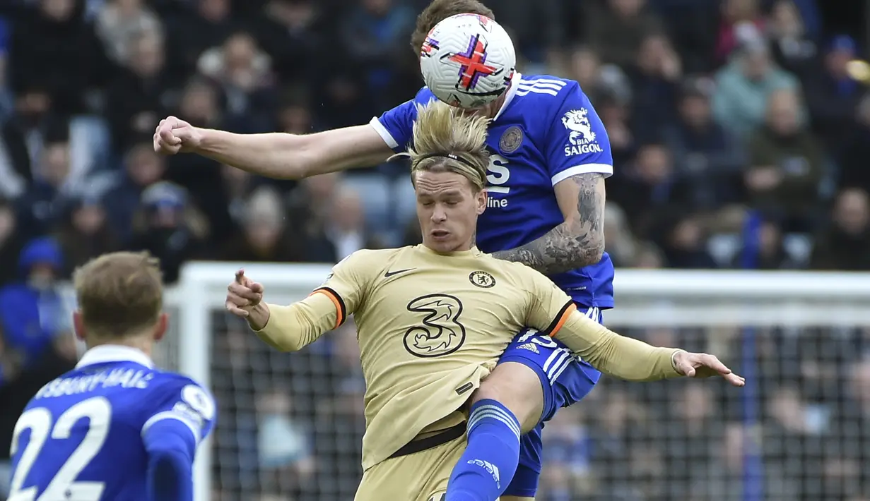 <p>Pemain Leicester Cityu, Harry Souttar berebut bola dengan gelandang Chelsea, Mykhaylo Mudryk pada pertandingan lanjutan Liga Inggris di stadion King Power di Leicester, Inggris, Minggu (12/3/2023). Hasil ini membuat Chelsea masih menempati peringkat ke-10 klasemen dengan raihan 37 poin dari 26 laga. (AP Photo/ Rui Vieira)</p>