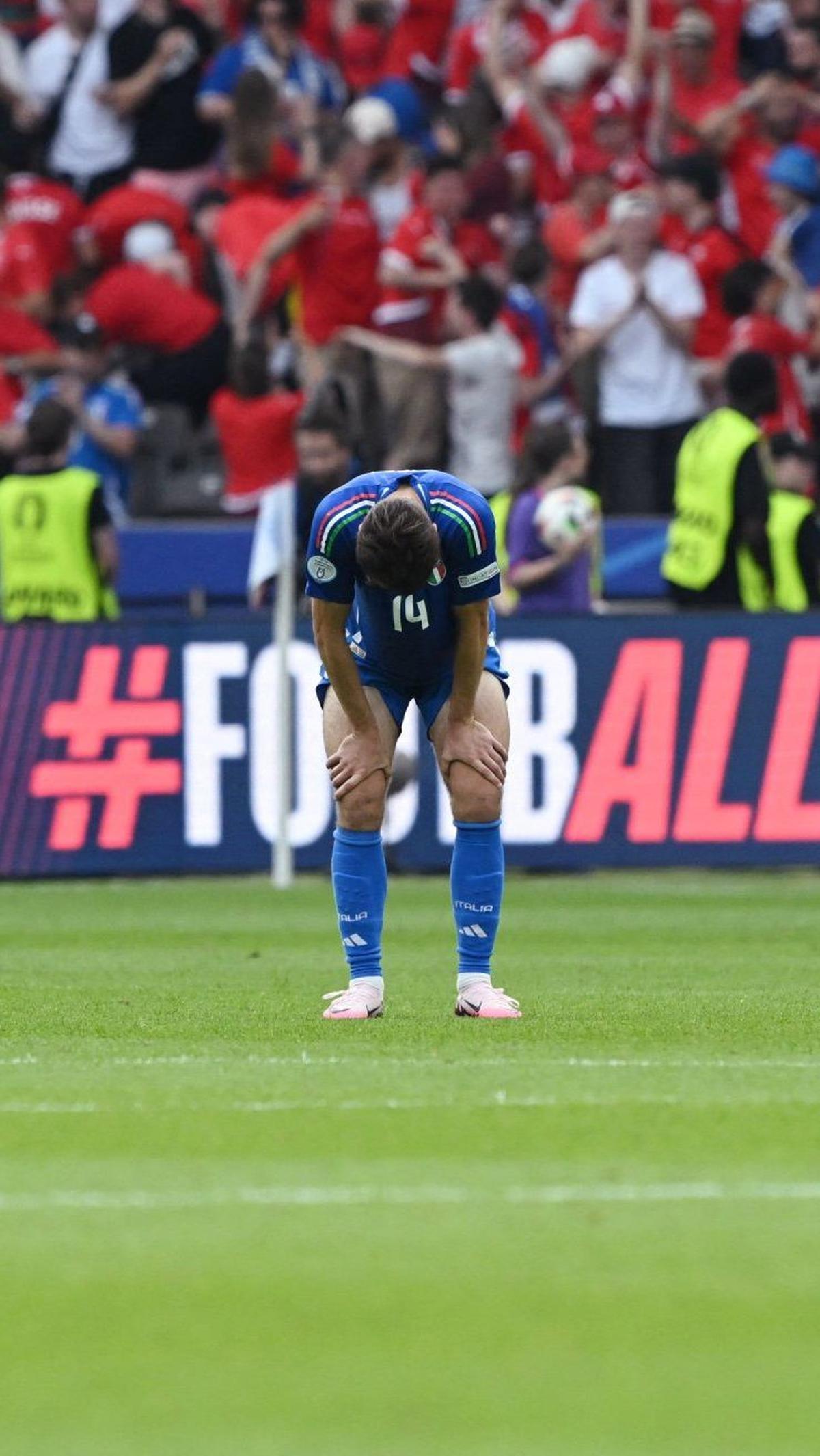 Di laga ini, Italia tak mampu mendominasi permainan. Swiss justru berhasil membuat Gli Azzurri kesulitan dengan tampil lebih menekan. Foto: Reuters