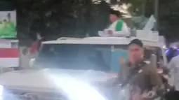 Prabowo Bagi-Bagi Kaos Usai Buka Muktamar NU