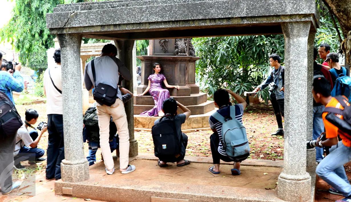Sejumlah fotografer melakukan pemotretan pada seorang model di Taman Prasasti, Jakarta, Minggu (20/12/2015). Girls Generation Models Photography mengadakan photo hunting serentak di 16 kota di Indonesia. (Liputan6.com/Yudha Gunawan)
