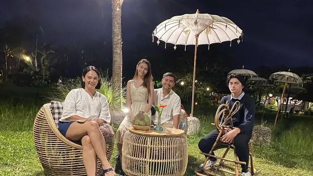 6 Potret Hangat Anjasmara dan Dian Nitami Bersama Dua Anaknya, Harmonis Banget