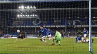 Ilkay Gundogan saat mencetak gol ke gawang Everton pada perempat final Piala FA 2020/2021, Minggu (21/03/2021) dini hari WIB.  (PAUL ELLIS / POOL / AFP)
