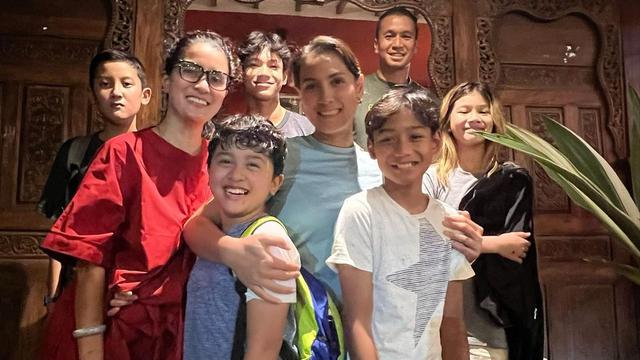 Dinna Olivia (baju biru, tengah) bersama Samuel Rizal dan Marcella Zalianty serta anak-anak mereka (Foto: instagram marcella.zalianty)