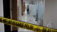 Sebuah garis polisi terpasang di depan ruang kerja Wakil Ketua DPRD DKI Jakarta Abraham Lunggana di Lantai 9 Gedung DPRD, dan ruangan Komisi E DPRD, Jakarta, Senin (27/4/2015). Pemeriksaan ruang kerja ini terkait kasus UPS.(Liputan6.com/JohanTallo)