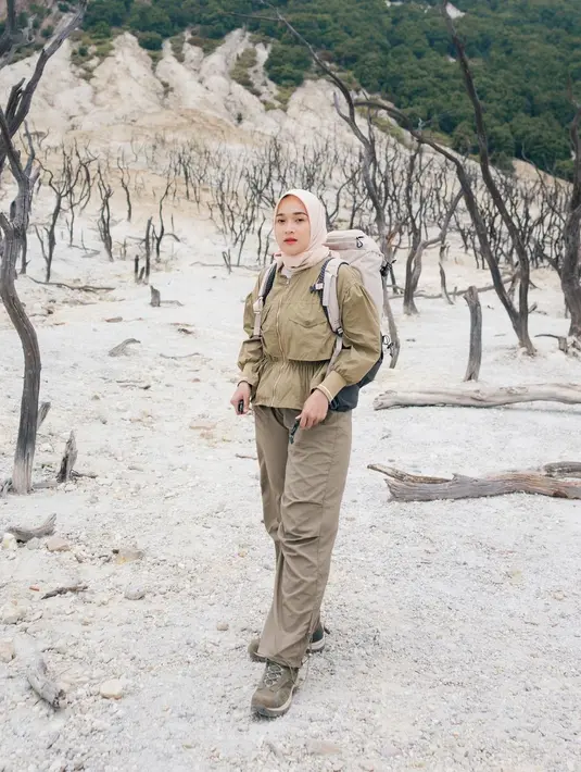 Meski naik gunung, Ririe Fairus tetap tampil stylish dengan pakaiannya yang nyaman. Tak ketinggalan ia juga menggendong tas carriernya. [Foto: Instagram/ririe_fairus]
