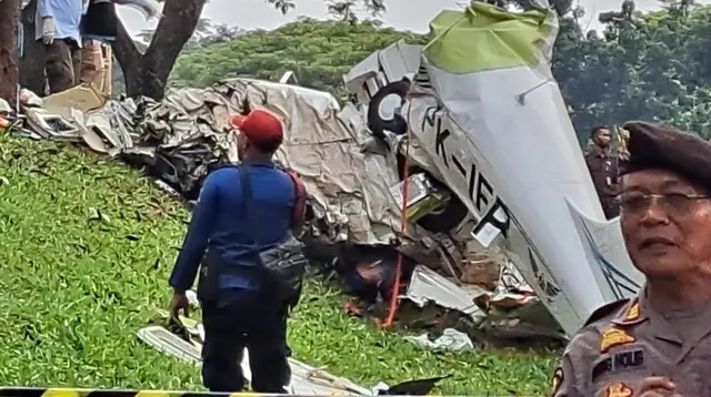 Penampakan pesawat jatuh di Lapangan Sunburst, Kecamatan Serpong, Kota Tangerang Selatan (Tangsel). (Liputan6.com/Pramita Tristiawati)