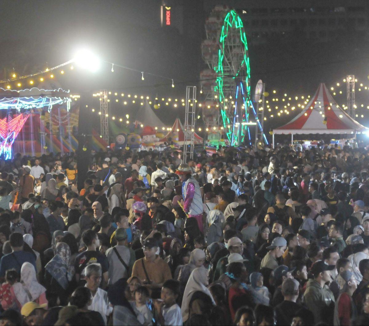 Suasana malam Jaya Raya Jakarnaval, atau Jakarta Night Carnaval yang dipadati ribuan warga yang mengantre naik wahana permainan komidi putar pada Sabtu (22/6/2024) malam. Foto: merdeka.com / Imam Buhori