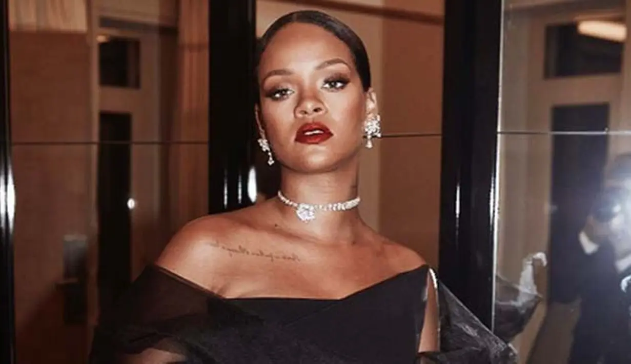 Setelah putus dari Drake, Rihanna memang belum lagi terlihat menggandeng tambatan hati yang baru. Hubungannya dengan sang mantan pun tetap berteman baik hingga saat ini. (Instagram/badgalriri)