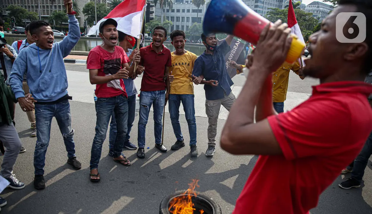 Massa Himpunan Mahasiswa Islam (HMI) berorasi saat berunjuk rasa menentang UU Cipta Kerja di kawasan Patung Kuda, Jakarta, Rabu (28/10/2020). Massa meminta Presiden Joko Widodo segera mencabut UU Cipta Kerja melalui Peraturan Pemerintah Pengganti Undang-Undang. (Liputan6.com/Faizal Fanani)