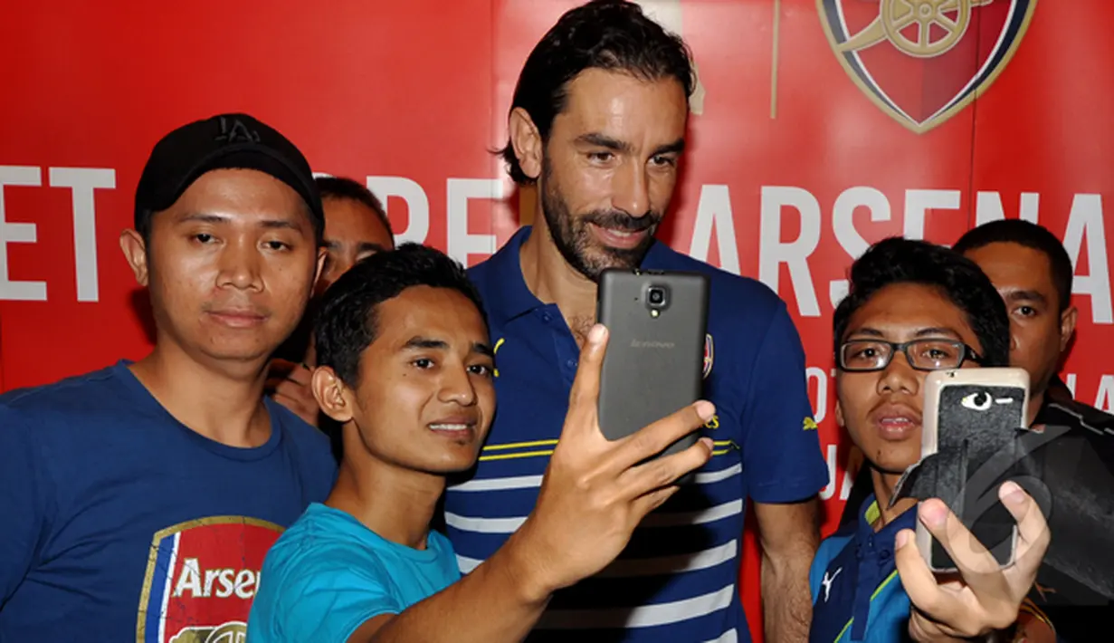 Pires berpose bersama penggemar saat konfrensi pers terkait promosi tur pramusim Arsenal di Kota Kasablangka, Jakarta, Jumat (23/1/2015). (Liputan6.com/Miftahul Hayat)