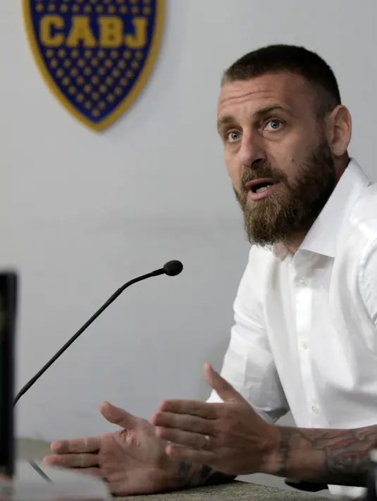 Pemain veteran yang juga mantan pemain timnas Italia, Daniele De Rossi menyatakan pensiun dalam konferensi pers di Buenos Aires, Argentina, Senin (6/1/2020). Dalam sesi konferensi pers, Daniele de Rossi memutuskan gantung sepatu demi memperbanyak waktunya buat keluarga. (Enrique SANTOS / AFP)