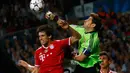 Kiper Real Madrid, Iker Casillas (kanan), berusaha menjauhkan bola dari jangkauan Javi Martinez (Bayern Munich) di laga pertama semifinal Liga Champions di Stadion Santiago Bernabeu, Madrid, Spanyol (24/4/2014). (REUTERS/Michael Dalder)