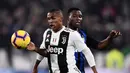 4. Douglas Costa - Manchester United begitu kepincut dengan pemain Juventus tersebut. Kecepatannya diperlukan untuk menunjang permainan menyerang yang mulai diterapkan United. (AFP/Marco Bertorello)