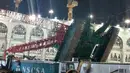 Kerusakan yang disebabkan jatuhnya sebuah crane terlihat di Masjidil Haram Mekah , Arab Saudi, Jumat (11/9/2015). Setidaknya 107 orang tewas akibat sebuah crane besar jatuh saat angin kencang dan hujan lebat melanda Arab Saudi. (REUTERS/Saudi News Agency)