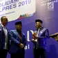 Ketum PAN Zulkifli Hasan (kanan) bersiap memukul gong saat pembukaan Rakernas PAN di Jakarta, Kamis (9/8). Dalam rakernas tersebut PAN secara resmi mengusung Prabowo Subianto sebagai calon presiden pada Pilpres 2019.  (Liputan6.com/Johan Tallo)