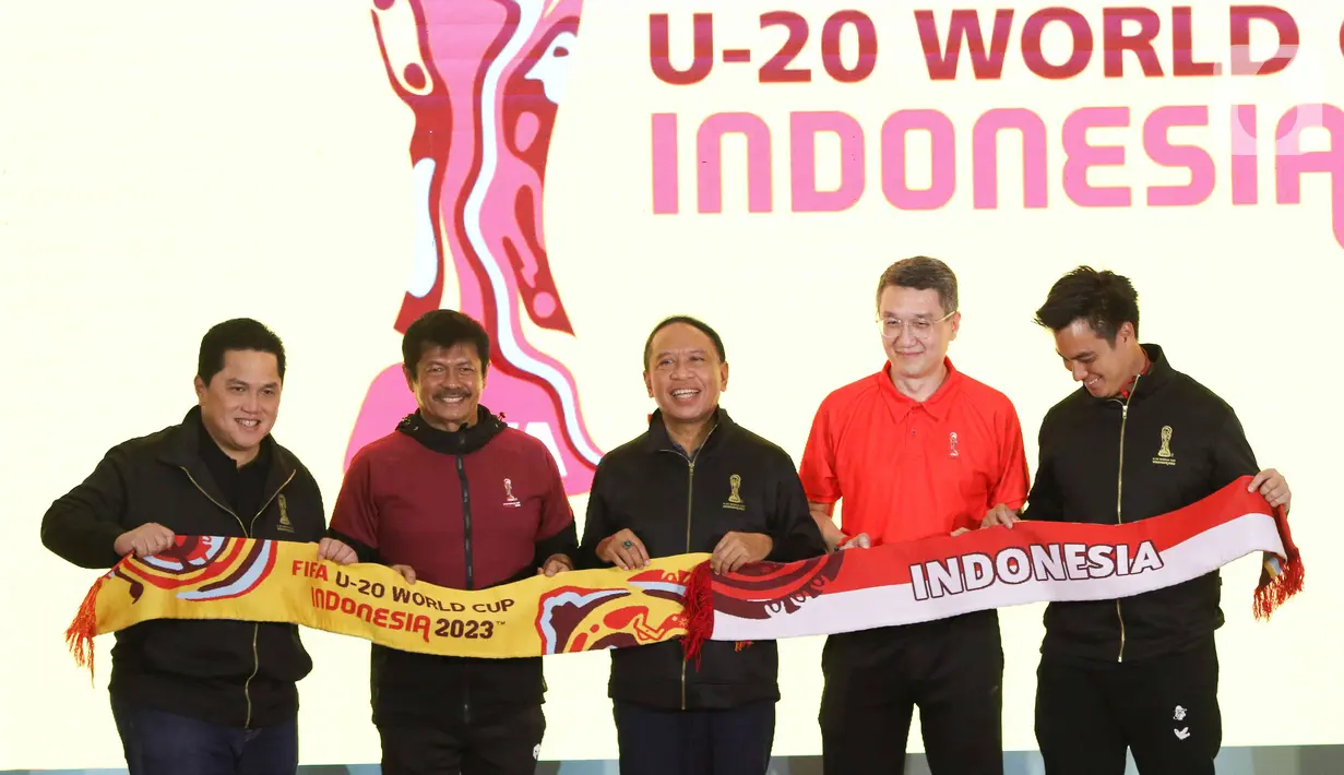 <p>Ketua Umum PSSI Erick Thohir (kiri), Menpora Zainudin Amali (tengah), pelatih Indra Sjafri (kedua kiri), artis Baim Wong saat launching merchandise resmi Piala Dunia U-20 2023 di Atrium Mall FX Sudirman, Senayan, Jakarta, Rabu (8/3/2023). Apparel lokal, Juara, dipercaya menjadi penyedia suvenir Piala Dunia U-20 2023 dengan menyediakan 53 jenis merchandise yang siap dijual ke masyarakat. (Liputan6.com/Herman Zakharia)</p>