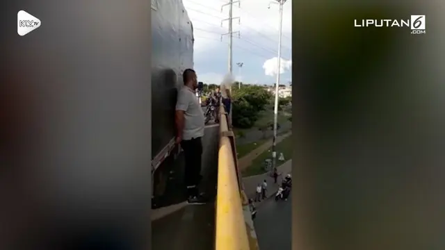 Paramedis bernama Richard Parra berhasil menggagalkan aksi bunuh diri yang dilakukan seorang pria di jembatan layang Puente de los Mil Dias di Cali, Kolombia.