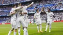 Pemain Real Madrid merayakan gol yang dicetak oleh Karim Benzema ke gawang Almeria pada laga Liga Spanyol di Stadion Santiago Bernabeu, Minggu (30/4/2023). Los Blancos menang 4-2 atas tim tamu. (AP Photo/Pablo Garcia)