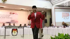 Ekspresi Ketua Umum PKPI, Hendropriyono saat menghadiri penyerahan nomor urut peserta Pemilu 2019 dalam rapat pleno terbuka di kantor KPU Pusat, Jumat (13/4). KPU telah menetapkan PKPI sebagai peserta Pemilu 2019. (Liputan6.com/Angga Yuniar)