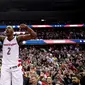 Guard Washington Wizards, John Wall, merayakan kemenangan atas Boston Celtics pada Gim 6 Semifinal Wilayah Barat di Verizon Center, Washington, Jumat (12/5/2017). (AP Photo/Alex Brandon)