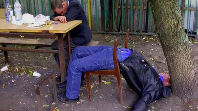 kelakuan konyol orang saat mabuk (foto: reckontalk.com)