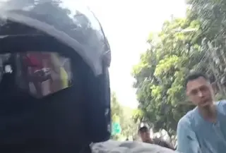 Viral Pemotor Dipukul Saat Berkendara (Tangkapan Layar @ahmadabdulazis21)