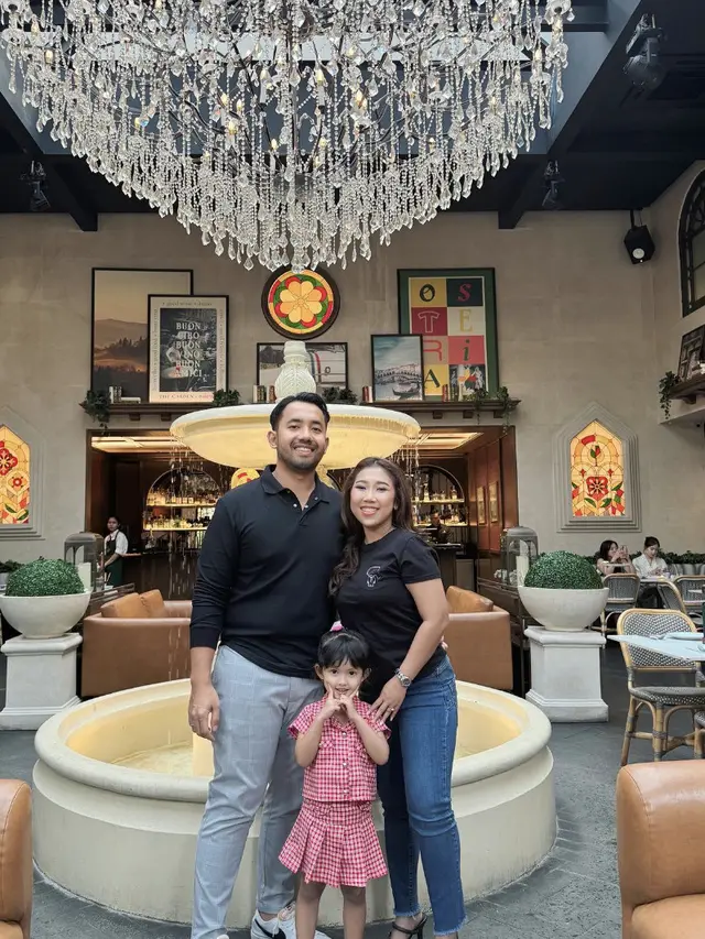 Potret Kiky Saputri bersama suami dan anak (Sumber: Instagram/kikysaputrii)