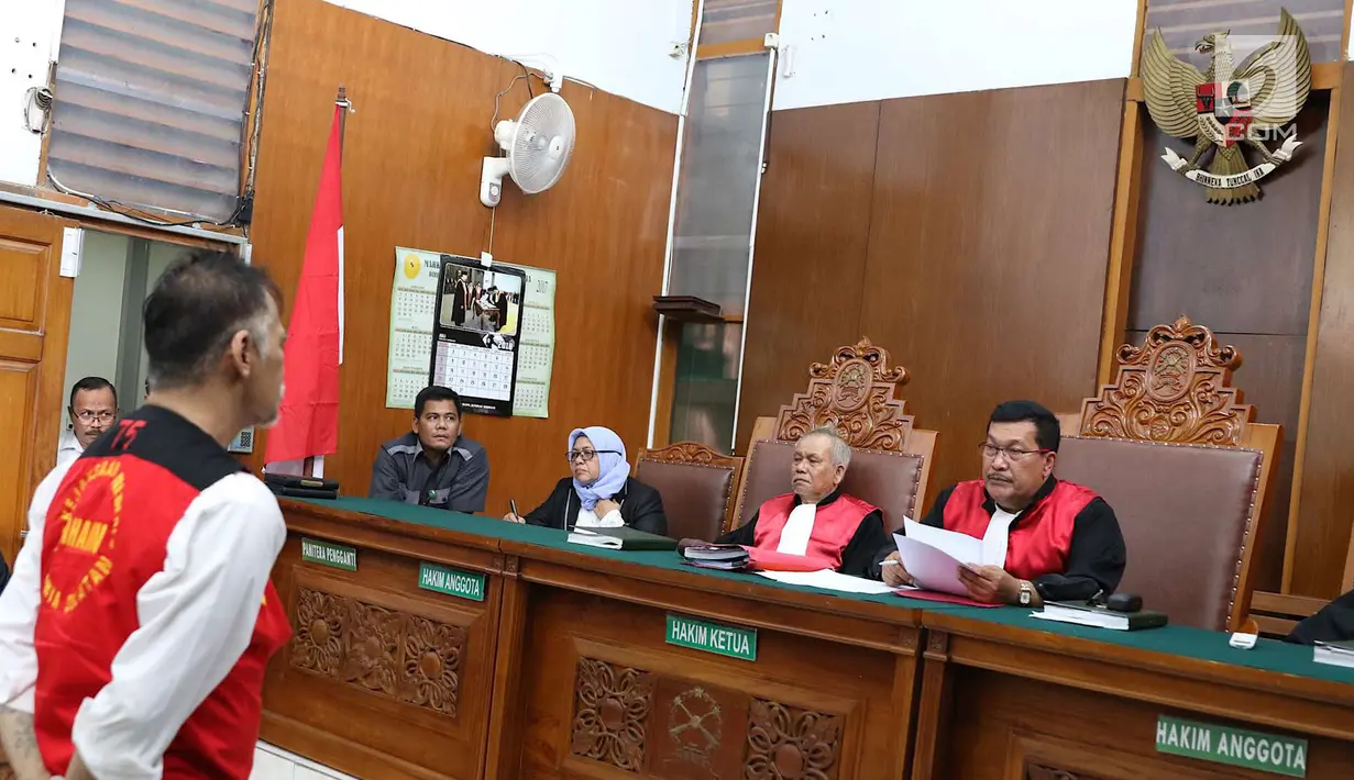 Suasana sidang putusan kasus kepemilikan narkoba terdakwa Tio Pakusadewo di PN Jakarta Selatan, Selasa (24/7). Majelis hakim memvonis Tio Pakusadewo dengan hukuman sembilan bulan masa tahanan dan enam bulan rehabilitasi. (Liputan6.com/Immanuel Antonius)
