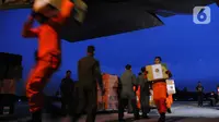 Petugas memasukkan logistik bantuan untuk korban gempa bumi Turki ke dalam pesawat Hercules C-130 TNI AU di Lanud Halim Perdanakusuma, Jakarta, Sabtu (11/2/2023). TNI Angkatan Udara menyiapkan dua pesawat yaitu jenis Boeng 737 dan pesawat Hercules C-130 yang akan mengangkut logistik dan petugas untuk membantu proses operasi SAR korban gempa di Turki. (merdeka.com/Imam Buhori)