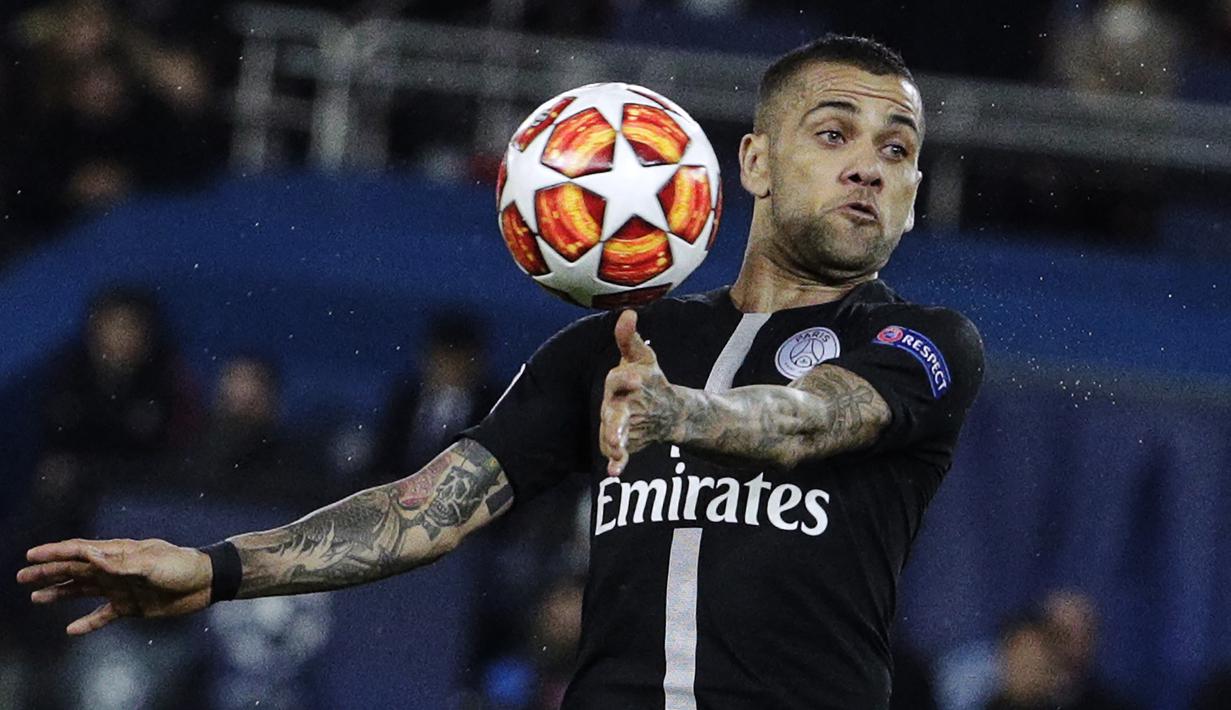 Dani Alves. Seperti Ramos dan Pique, Dani Alves yang kini memperkuat PSG pun masih berpeluang memecahkan rekor Roberto Carlos meski ia baru mencetak 12 gol. Gol-gol tersebut ia cetak bersama 4 klub berbeda, Sevilla, Barcelona, Juventus dan PSG. (Foto: AFP/Geoffroy van der Hasselt)
