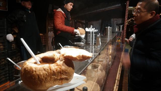 Supper im Brotteig atau Roti bulat berisi variasi sup digemari warga setempat di salah satu kios Christkindlmarkt Rathaus. (Liputan6.com/Reza Khomaini)
