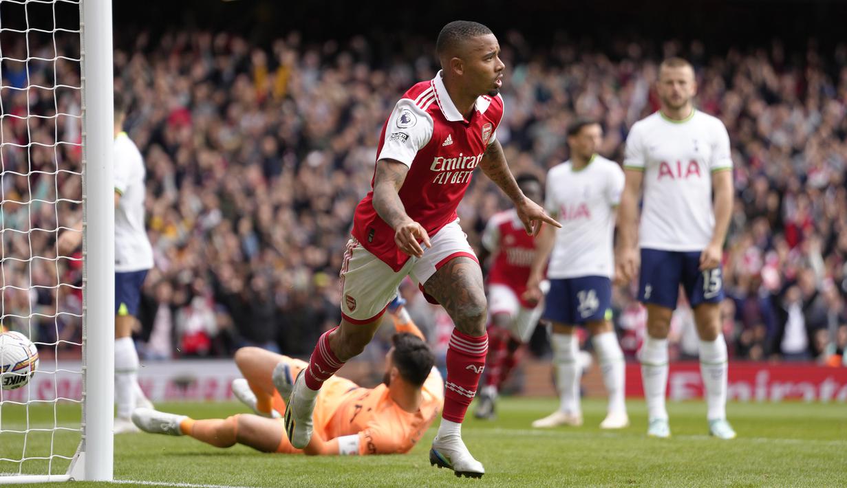 Memasuki babak kedua, Arsenal kembali menggempur pertahanan Tottenham Hotspur. The Gunners pun mampu unggul kembali pada menit ke-49 lewat gol Gabriel Jesus yang mampu memanfaatkan blunder Hugo Lloris yang gagal menangkap bola pantulan dari Christian Romero saat memotong umpan silang Bukayo Saka. (AP/Kirsty Wigglesworth)