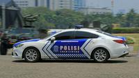 Ilustrasi mobil polisi. (Foto oleh Jeffry Surianto: https://www.pexels.com/id-id/foto/jalan-mobil-kendaraan-polisi-18507435/)