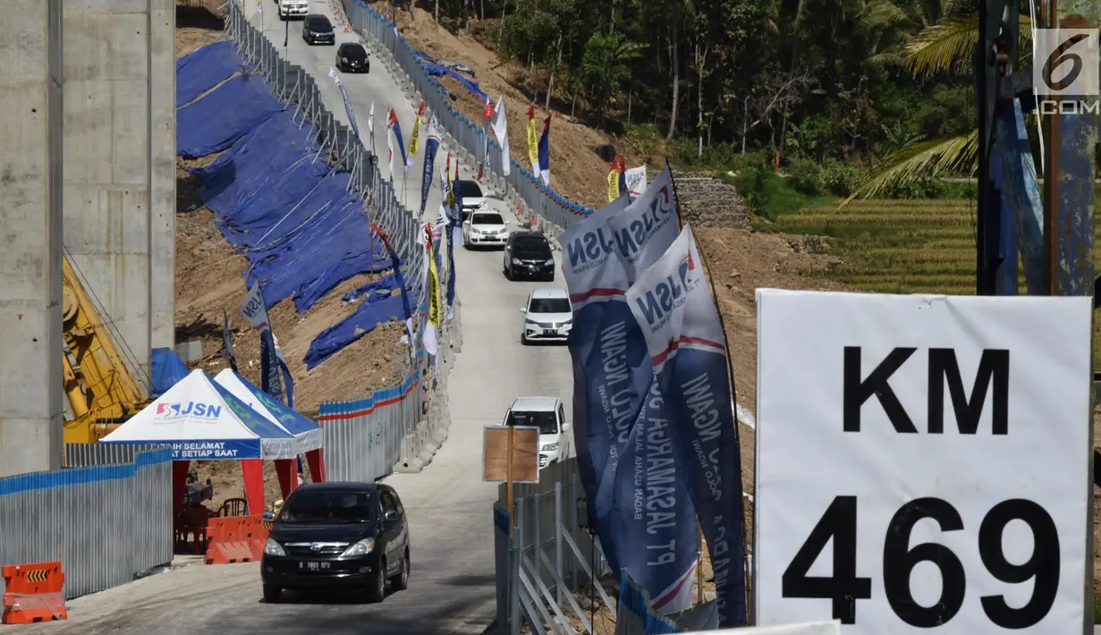 Kendaraan melintasi Tanjakan Kali Kenteng di jalan tol fungsional Salatiga-Boyolali, Jawa Tengah, Senin (18/6). Jalan tol ini akan dibukan selama 24 jam selama arus balik Lebaran 2018. (Liputan6.com/Gholib)
