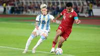 Pemain Timnas Argentina, Alejandro Garnacho (kiri), berusaha merebut bola dari pemain Timnas Indonesia, Asnawai Mangkualam dalam pertandingan FIFA Matchday 2023 yang berlangsung di Stadion Utama Gelora Bung Karno, Jakarta, Senin (19/6/2023). (Bola.com/Abdul Aziz)