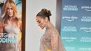 Jennifer Lopez tiba menghadiri pemutaran perdana film "Shotgun Wedding" di Los Angeles di TCL Chinese Theater di Hollywood, California (18/1/2023). Dihiasi dengan payet, roknya jatuh ke lantai dan menampilkan bodysuit cokelat yang dikenakannya di balik gaun itu, diikat dengan pita kuning cerah di pinggangnya. (Frederic J. Brown / AFP)