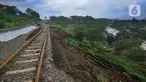 Tim Sar mencari korban hilang akibat longsor tebing di jalur perlintasan Kereta Api (KA) Bogor-Sukabumi di Kampung Sirnasari, Kelurahan Empang, Kota Bogor, Rabu (15/3/2023). (merdeka.com/Arie Basuki)
