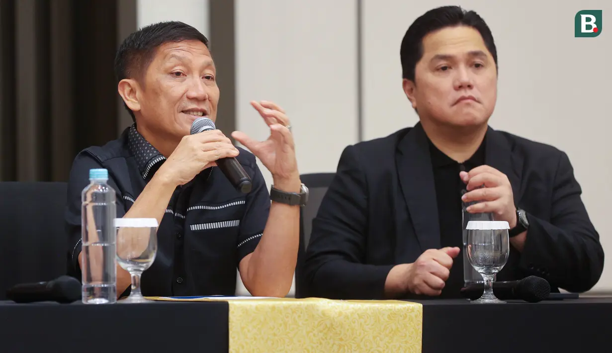 Ketua Persatuan Sepak Bola Seluruh Indonesia (PSSI), Erick Thohir dan Direktur Utama PT Liga Indonesia Baru (LIB) Ferry Paulus, memberikan keterangan saat jumpa pers di Menara Danareksa, Jakarta Pusat, Kamis (20/6/2024). (Bola.com/M Iqbal Ichsan)
