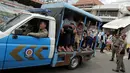 Kendaraan milik Satpol PP mengelilingi Pasar Tanah Abang di jalan Jatibaru Raya, Jakarta, Selasa (30/1). Operasional bus gratis Tanah Abang Explorer dihentikan sementara imbas dari mogok supir angkutan umum di Tanah Abang. (Liputan6.com/Gempur M Surya)