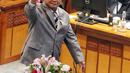 Menteri Pertahanan Prabowo Subianto melambaikan tangan saat rapat paripurna bersama DPR di Jakarta, Selasa (6/12/2022). DPR RI menyetujui Rancangan Undang-Undang (RUU) tentang Pengesahan Perjanjian Antara Pemerintah Republik Indonesia dan Pemerintah Republik Singapura tentang Ekstradisi Buronan menjadi Undang-Undang. (Liputan6.com/Angga Yuniar)