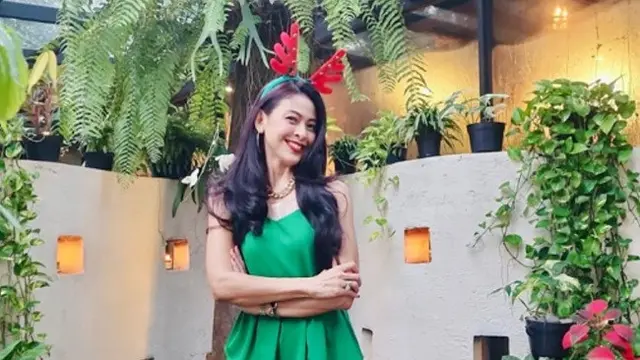 Potret Indira Paramarini Sudiro Rayakan Natal