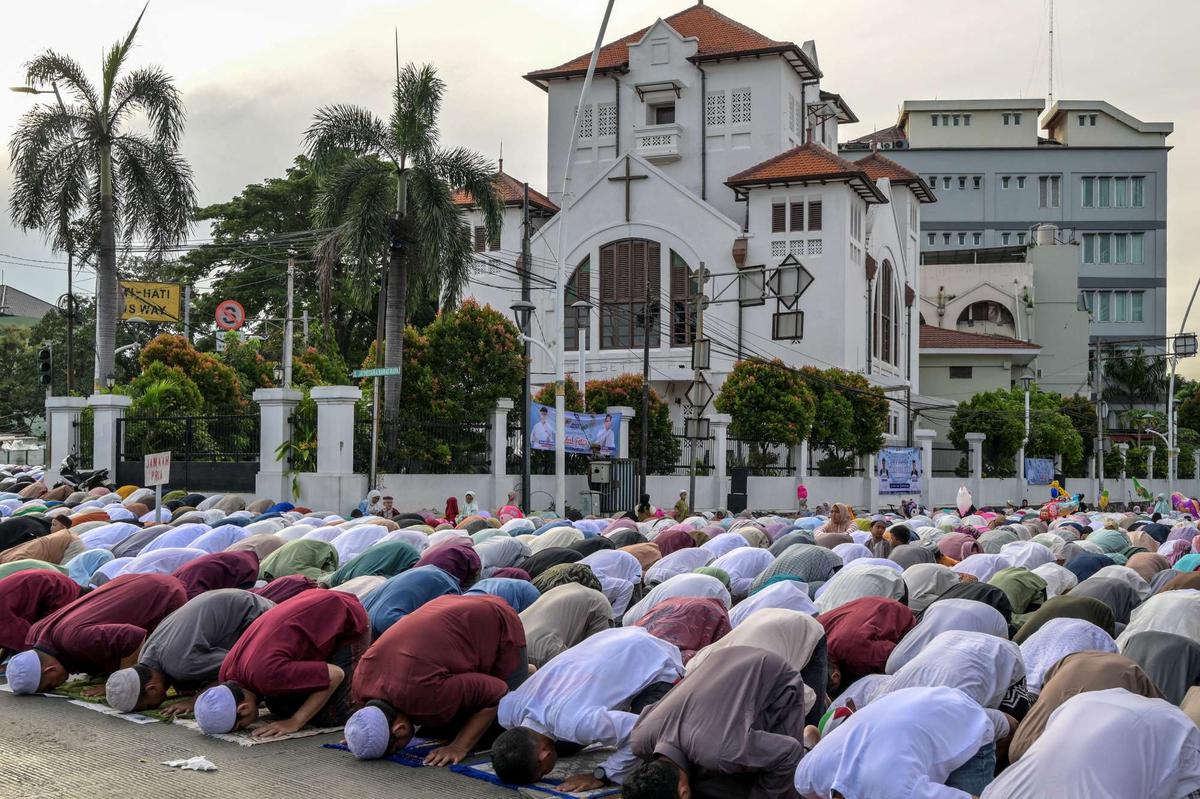 Ribuan jemaah gelar salat Idulfitri di jalanan depan gereja Jatinegara